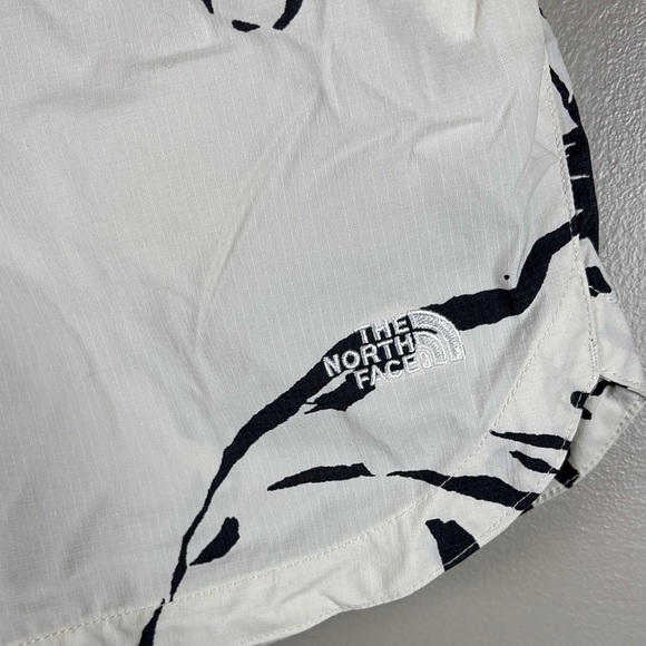 NWOT The North Face Black and White Athletic Shorts - Picture 2 of 7